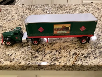 Tractor First Gear 1949 International KB 10 con remolque Railway Express - 1/34 Foto 1 de 4