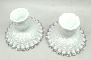 Vtg. Fenton SilverCrest Spanish Lace Millk Glass Candle Sticks - Bild 1 von 3