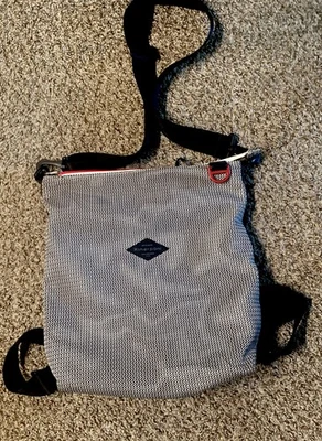 Mochila de viagem Sherpani Soleil Delanie tiracolo preto e branco - Imagem 1 de 4
