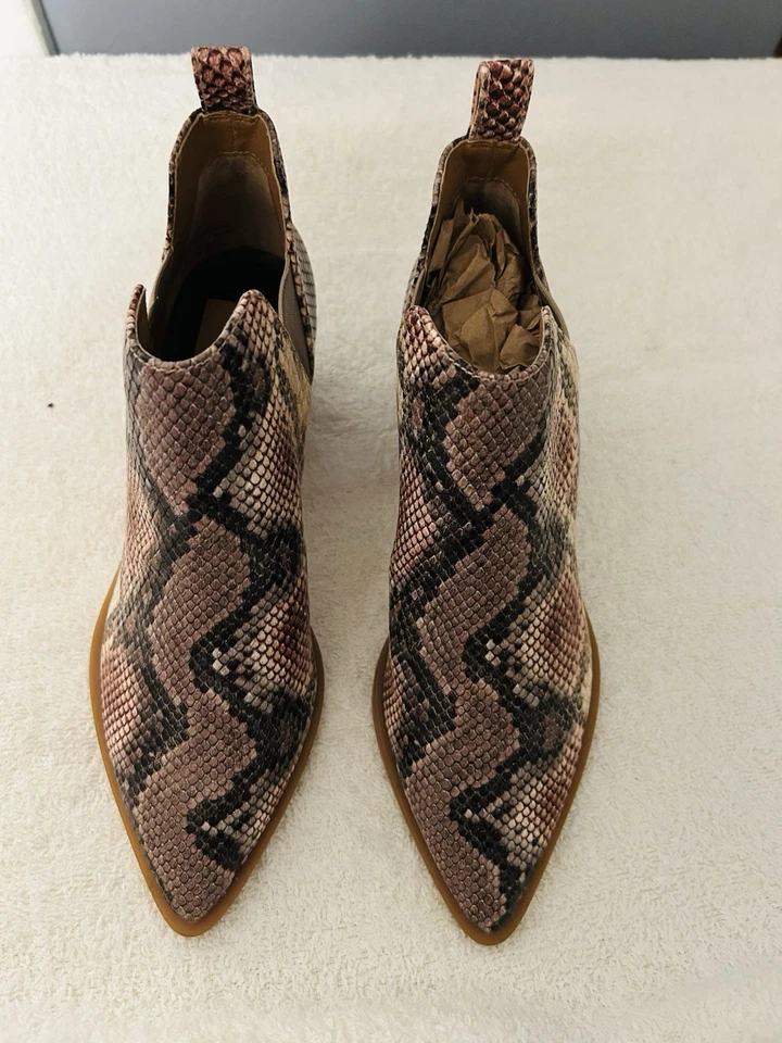 Botines para mujer Dolce Vita con estampado de serpiente, corte bloque, sin cordones, talla 7 Foto 1 de 4