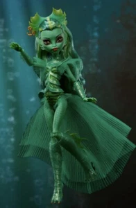 Muñeca Monster High Skullector Series Criatura de la Laguna Negra en mano - Imagen 1 de 13