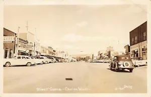 Carte postale photo réelle Chelan WA scène de rue vitrines voitures anciennes - Photo 1 sur 2