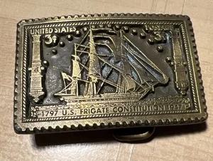 Fibbia cintura vintage 1797 1947 USA COSTITUZIONE FREGATA FRANCOBOLLO 3 CENTESIMI 1974 - Foto 1 di 3