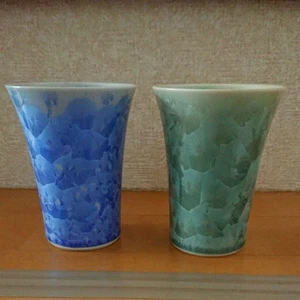 Hermoso par de tazas Kiyomizu Ware esmalte floral 10,5 cm Japón usado - Imagen 1 de 5