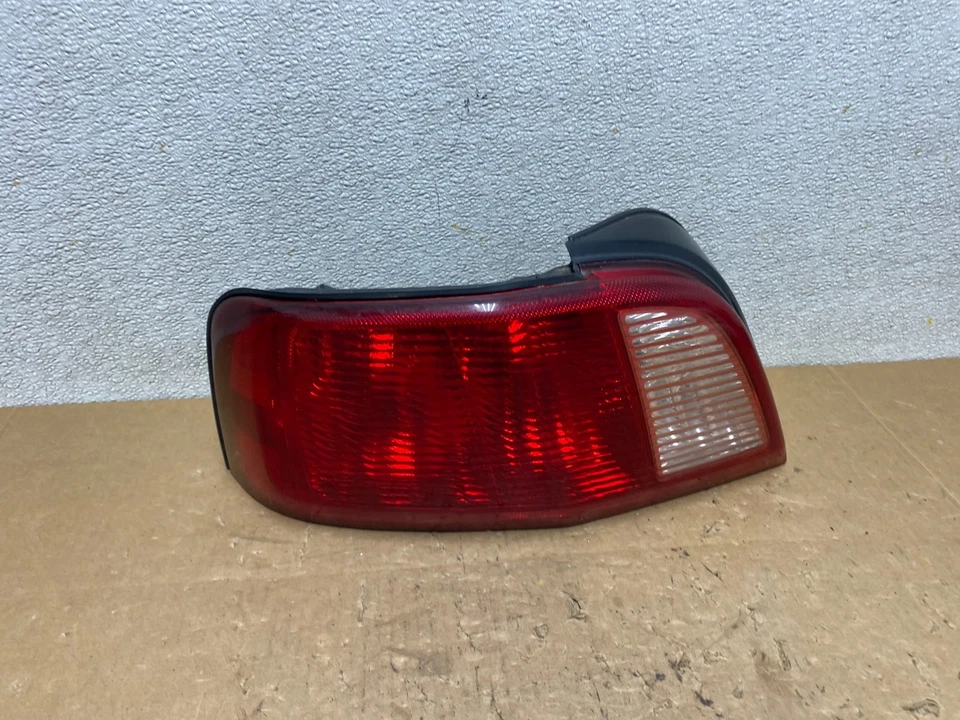 Luz trasera lateral izquierda conductor Mitsubishi Galant 2002 a 2003 OEM V5718 DW Foto 1 de 4