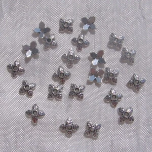 S33 - SET 100 SCHALEN 6MM ZWISCHENZEIT SILBERPERLEN KLEEBLÄTTER NICKELFREI - Bild 1 von 4