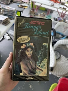 Tanya’s Island VHS Extremely Rare Release Big Foot Horror Simitar Clamshell - Foto 1 di 4