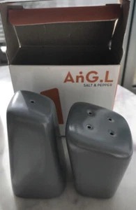 *Reduced* NEW Scandinavian design Slate coloured salt & pepper shakers Kitchen - Picture 1 of 3