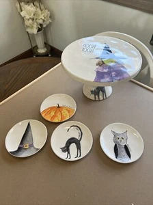 Rae Dunn Halloween Hokuspokus Standfuß Kuchenteller & 4 Dessertteller - Bild 1 von 7