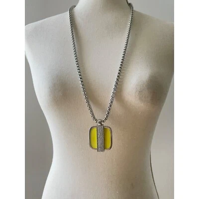 Colar pingente de strass esmaltado amarelo neon ANN TAYLOR tom prata corrente 30” - Imagem 1 de 4