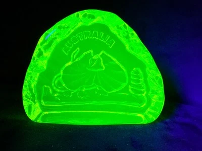 Uranium Glass Frilled Neck Lizard Australia Solid Paperweight in Vaseline Czech - image 1 of 4
