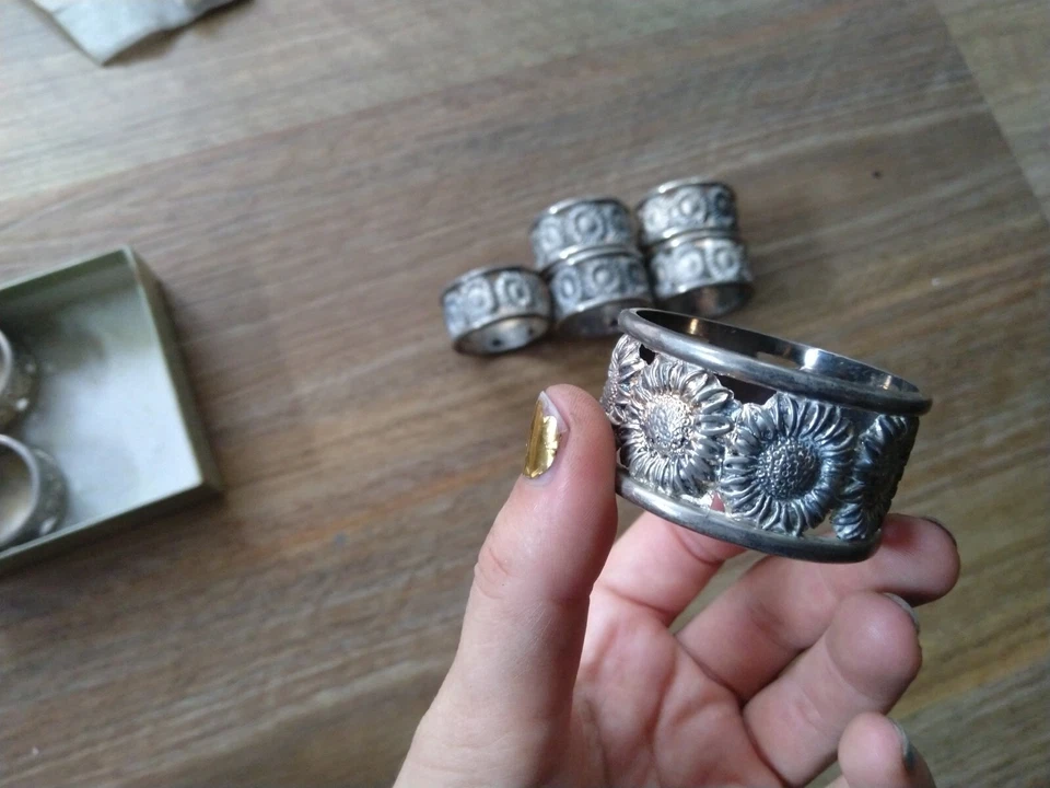 Anillos de servilleta de plata flor Foto 1 de 3