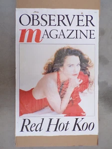 Poster edicola vintage Observer Magazine ""Red Hot Koo"", pin-up modello Koo Stark - Foto 1 di 10