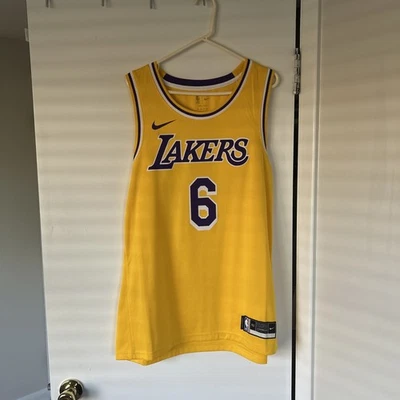 Camiseta de Los Angeles Lakers para niños pequeña amarilla Nike Swingman Lebron James #6 Foto 1 de 2