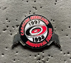 Prendedor de hockey Carolina Hurricanes temporada inaugural 1997-1998 NHL - Imagen 1 de 1