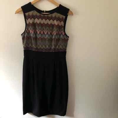 Vestido corpiño de encaje crochet multicolor línea A Maggy London Foto 1 de 4