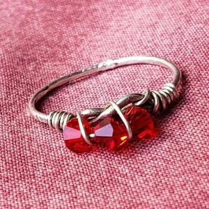 Anillo artesanal de cristal rojo martillado envoltura de alambre de plata hecho a mano talla 5 R1 - Imagen 1 de 11