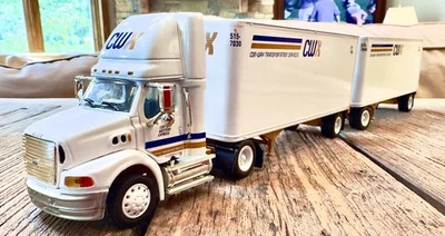 Tonkin Con-Way Western Express CWX 1/53 Die Cast Semi with Tandem Trailer - Image 1 of 4