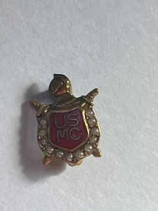 Escudo vintage delicado esmalte rojo USMC con pequeñas perlas de semillas solapa pin o tie tac - - Imagen 1 de 7