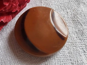 Bouton ancien en celluloïd marron bombé pied métal 2,7 cm D5R - Picture 1 of 3