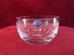Petite COUPE en CRISTAL DE BOHÈME Finement Gravé D’entrelacs Feuillagés - Picture 1 of 5