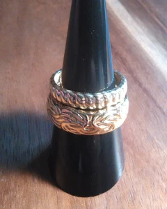 Love Weave Set aus zwei 18K Gelbgold ionenplattierten Bronze Ringen (Größe 9) - Bild 1 von 12