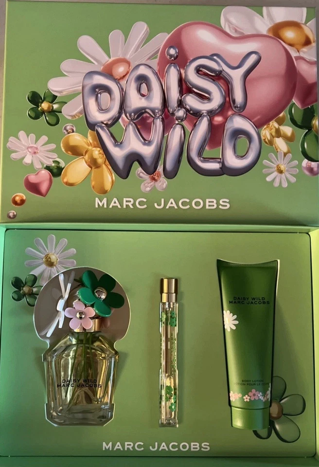 Marc Jacobs Daisy Wild Juego de Regalo 3 Piezas 3.3oz Spray, Loción Corporal y 0.33oz Viaje Foto 1 de 1