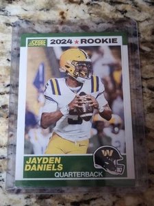 2024 Score - 35th Anniversary Rookie Jayden Daniels #2 (RC) LSU/Commanders - Bild 1 von 2