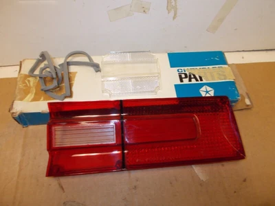 Lámpara trasera Mopar NOS luz trasera lente y reflector Rt. Plymouth Fury I & II 1968 Foto 1 de 2