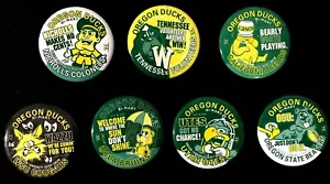 OREGON DUCKS 2013 SET 7 BOTTONI CALCIO TENNESSEE NICHOLLS STATO UTAH CASTORI - Foto 1 di 2