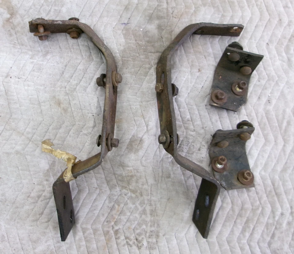 Juego de 4 soportes de parachoques delanteros Cadillac 1964 con pernos vintage OEM Foto 1 de 4