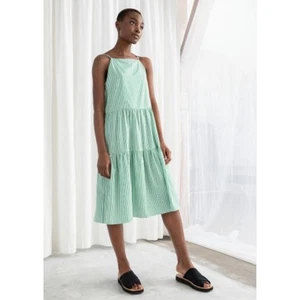 & Other Stories Vestido de Sol en Niveles Verde Blanco Rayas Midi Cuello Cuadrado 2 - Imagen 1 de 6