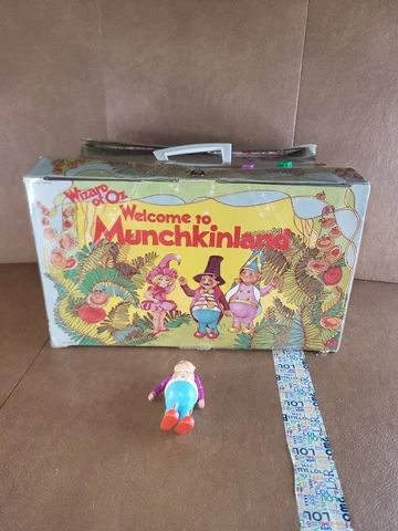 Vintage Mego Wizard of Oz Munchkinland Playset 1976 comes with a figure & a bed Cover