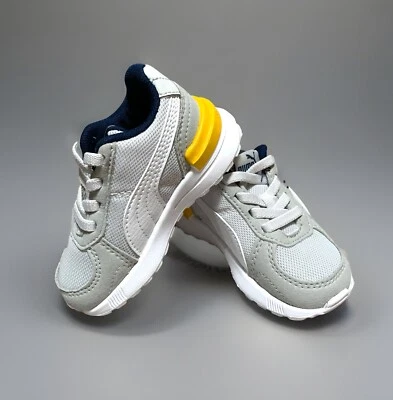 Zapatillas deportivas Puma gris claro con detalles amarillos talla 5C para niños pequeños Foto 1 de 4