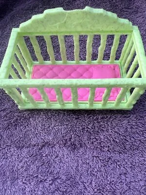 复古绿色和粉红色婴儿床带恐龙 — 第 1/4 张图片