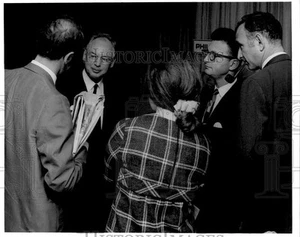 1968 Press Photo Philco-Ford Chairman & President R.E. Hunter at Meeting - Picture 1 of 2