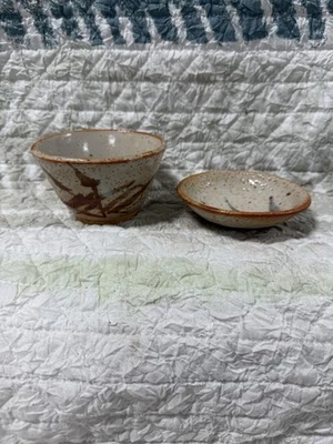 Dos HERMOSOS TAZONES DE CEREMONIA DE TÉ DE CERÁMICA JAPONESA ANTIGUA DE COLECCIÓN con plato Foto 1 de 4