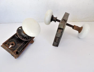 2 件古董老式/复古 1880 - 1930 白色瓷门把手套装带表面锁 — 第 1/4 张图片