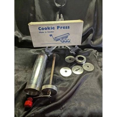 Prensa de galletas de metal vintage hecha en Suecia. Con discos y caja. Usado. Foto 1 de 4