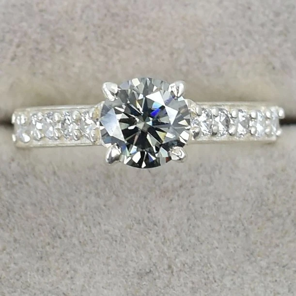 Anillo certificado diamantes grises de 1 quilate, increíbles tachuelas de diamantes sin brillo. Tarifas gratuitas. Foto 1 de 4