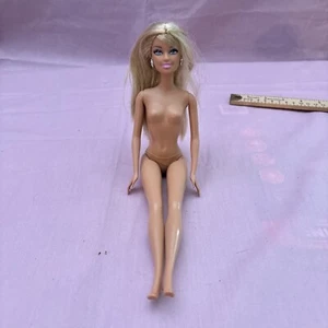 Muñecas Barbie Mattel 1999 Cuerpo 1998 Cabeza Ojos Azules Cabello Rubio Aro Plateado Pendientes - Imagen 1 de 12
