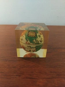 Vintage Retro Sammlerstück Plexiglas Briefbeschwerer mit antiker Weltkugel - Bild 1 von 13