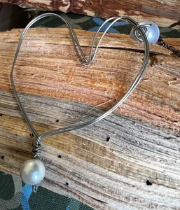 Cadena Silvertone con corazón de alambre Silvertone con 2 perlas de imitación hechas a mano usada en excelente estado 32" - Imagen 1 de 8
