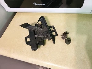 02 03 04 05 06 ENVOY HOOD LOCK LATCH WITH BOLTS OEM 3518-8 - Bild 1 von 2