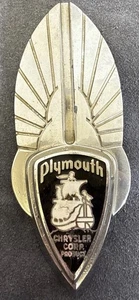Vintage Plymouth Car Parts 1934-36 Enamel Porcelain Radiator Badge OEM - Foto 1 di 10