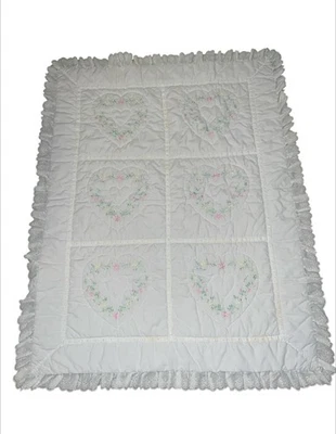 Manta acolchada vintage rara House Of Hatten blanca bordada corazones bebé + defecto Foto 1 de 4
