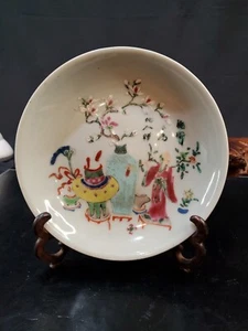 Antico piatto cinese in porcellana rosa famiglia dipinto con cera timbrata  - Foto 1 di 9