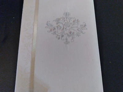 STYLISH FLORAL CLOTH 3-RING PHOTO ALBUM, HOLDS 228 4"X6" PHOTOS - Image 1 of 3