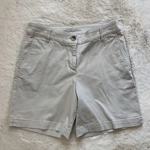 Tommy Bahama Damen 4 khakifarbene Shorts beige 6" Schrittlänge Bermuda vorne flach - Bild 1 von 9