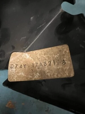 Soporte de parachoques delantero LH D74Y-17A821-A Lincoln Versailles 1977-1979 nuevo de lote Foto 1 de 3